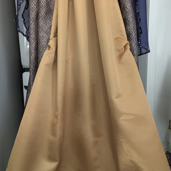 Royal Medieval Renaissance Gown, Velvet Cape, Gloves & Satchel, Fit For A Queen - Picture 9 of 16